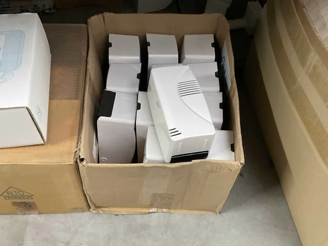 Partij dispensers en hygiëne producten - afbeelding 1 van  13
