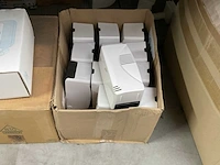 Partij dispensers en hygiëne producten - afbeelding 1 van  13