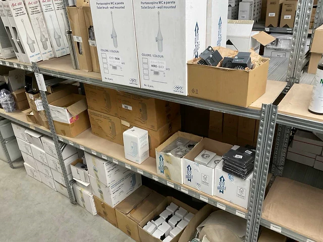 Partij dispensers en hygiëne producten - afbeelding 7 van  13