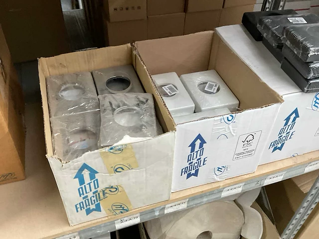 Partij dispensers en hygiëne producten - afbeelding 5 van  13