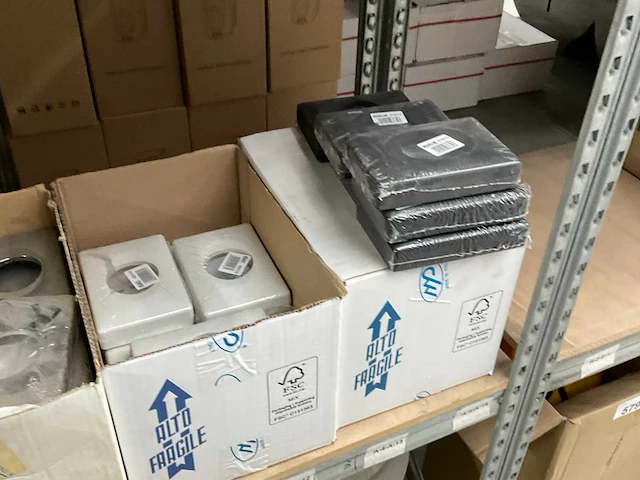 Partij dispensers en hygiëne producten - afbeelding 6 van  13