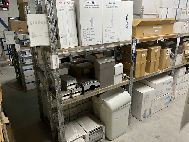 Partij dispensers en hygiëne producten - afbeelding 1 van  7