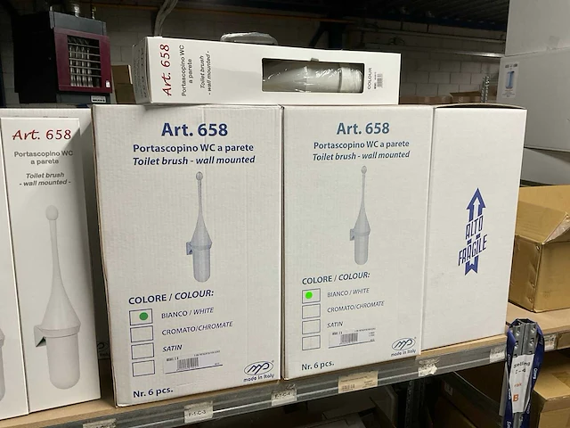 Partij dispensers en hygiëne producten - afbeelding 3 van  7