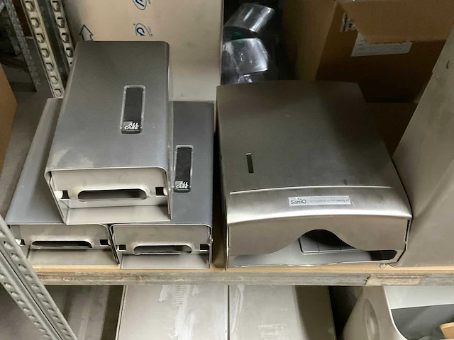 Partij dispensers en hygiëne producten - afbeelding 4 van  7