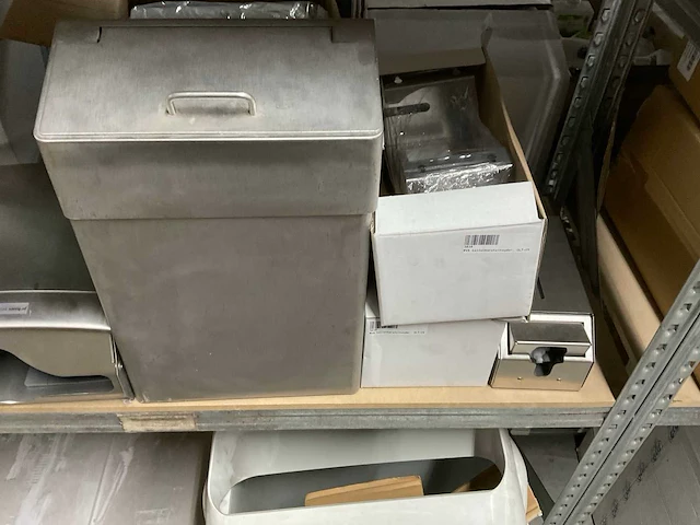 Partij dispensers en hygiëne producten - afbeelding 5 van  7