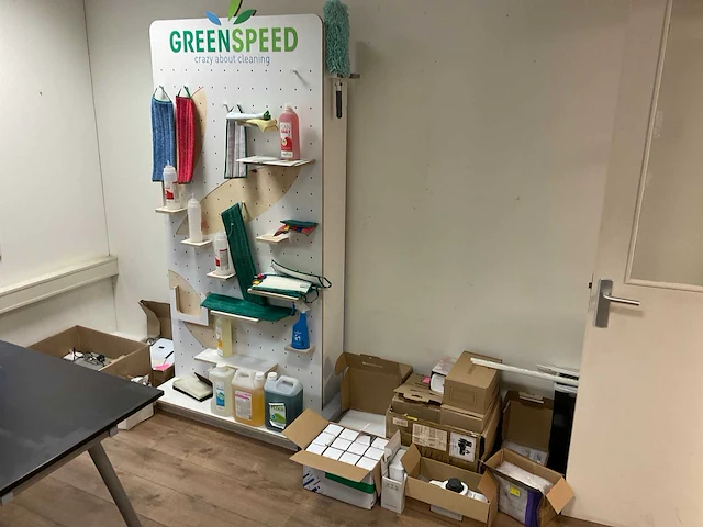 Partij dispensers en schoonmaak artikelen - afbeelding 1 van  10