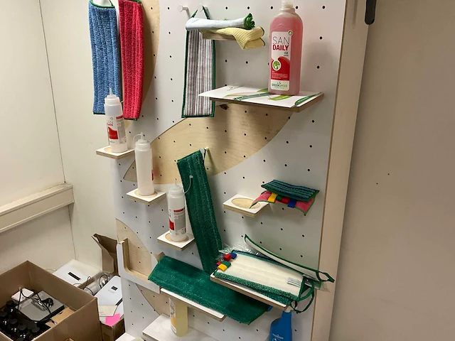 Partij dispensers en schoonmaak artikelen - afbeelding 3 van  10