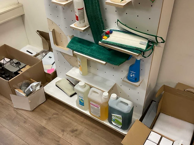 Partij dispensers en schoonmaak artikelen - afbeelding 10 van  10