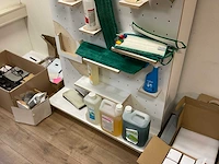Partij dispensers en schoonmaak artikelen - afbeelding 10 van  10