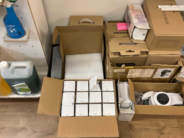 Partij dispensers en schoonmaak artikelen - afbeelding 4 van  10