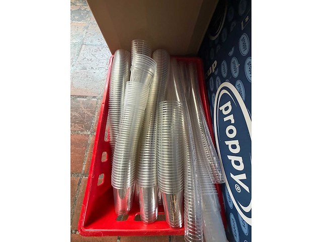 Partij disposables en 12-delige kunststof bekerhouders - afbeelding 3 van  5
