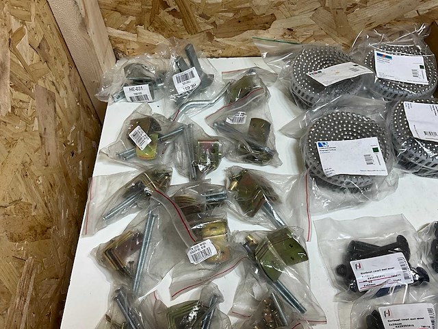 Partij divers bevestigingsmateriaal (64x) - afbeelding 15 van  20