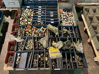 Partij divers bevestigingsmateriaal - afbeelding 1 van  5