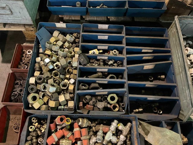 Partij divers bevestigingsmateriaal - afbeelding 2 van  5