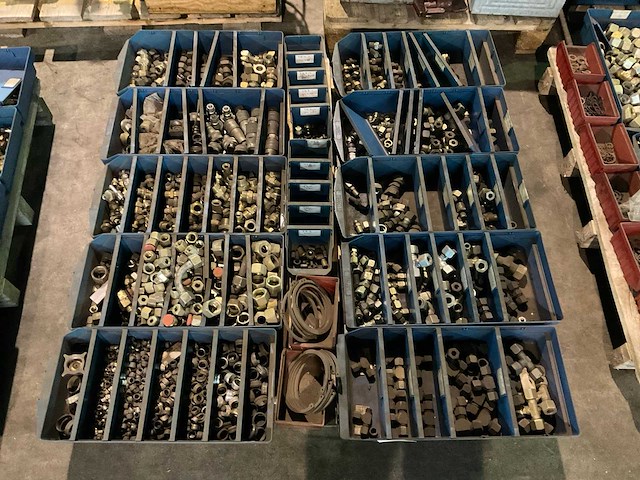 Partij divers bevestigingsmateriaal - afbeelding 1 van  4