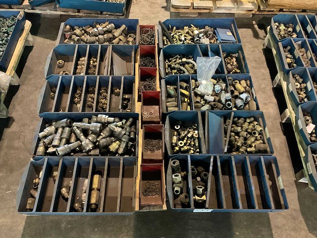 Partij divers bevestigingsmateriaal - afbeelding 1 van  4