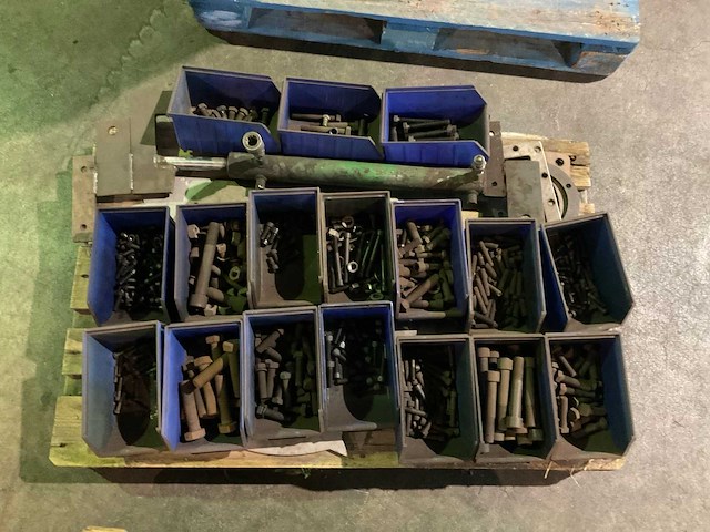 Partij divers bevestigingsmateriaal - afbeelding 1 van  5