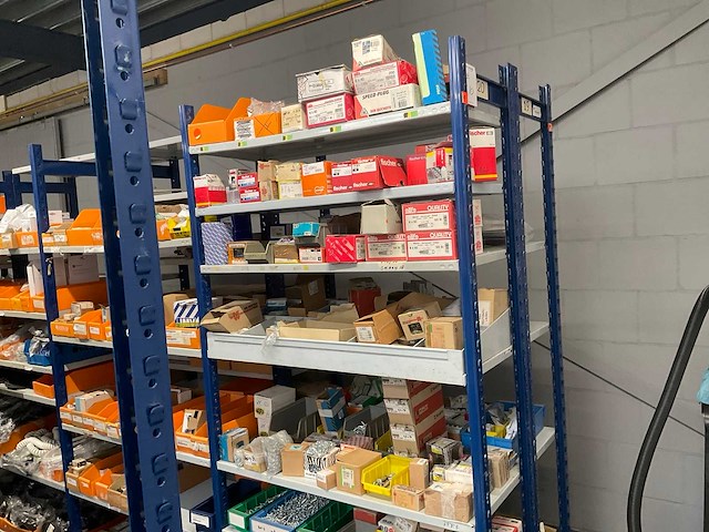 Partij divers bevestingsmateriaal - afbeelding 1 van  8