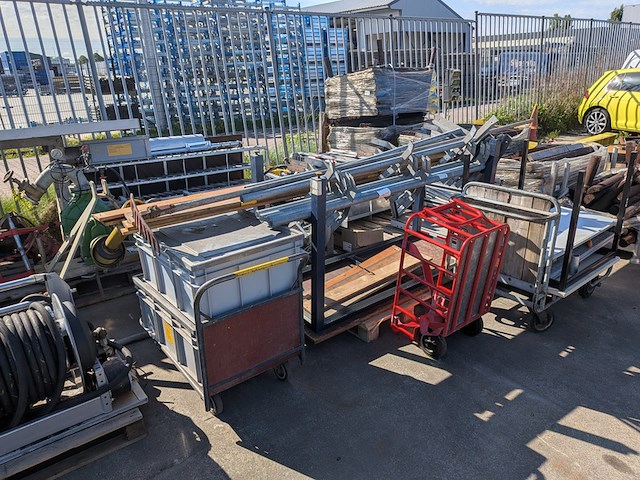Partij divers brandweermateriaal - afbeelding 1 van  34
