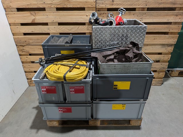 Partij divers brandweermateriaal - afbeelding 1 van  25