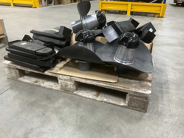 Partij divers dakmateriaal - afbeelding 1 van  15