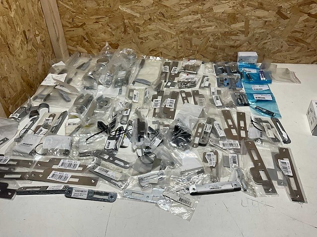 Partij divers deurbeslag (101x) - afbeelding 1 van  19