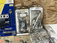 Partij divers deurbeslag en sloten (40x) - afbeelding 8 van  12