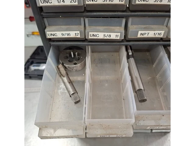 Partij divers draadtapgereedschap - afbeelding 25 van  42