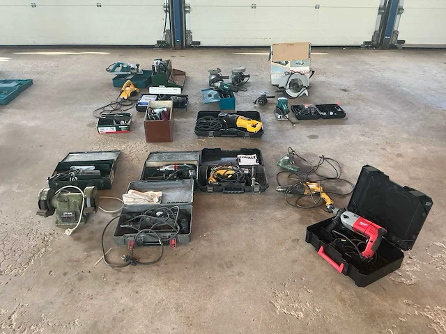 Partij divers elektrisch handgereedschap, ca. 22 stuks, o.a. makita, dewalt, bosch, metabo, milwaukee en aeg - afbeelding 1 van  33