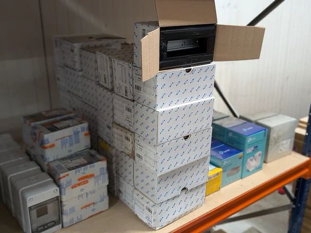 Partij divers elektrotechnisch installatiemateriaal - afbeelding 5 van  19