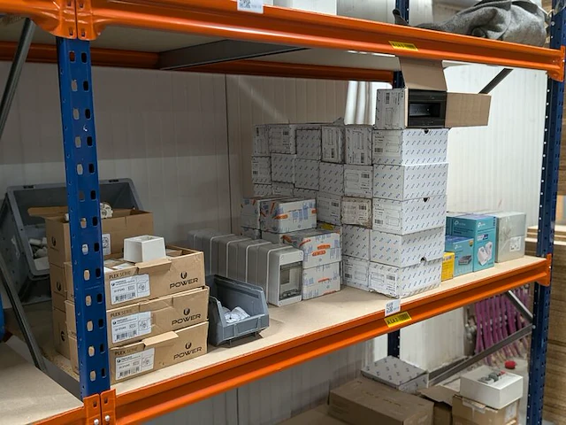 Partij divers elektrotechnisch installatiemateriaal - afbeelding 1 van  19