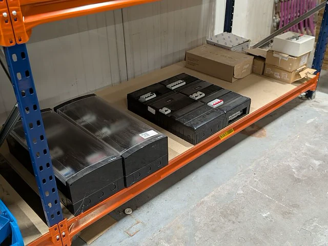 Partij divers elektrotechnisch installatiemateriaal - afbeelding 1 van  8