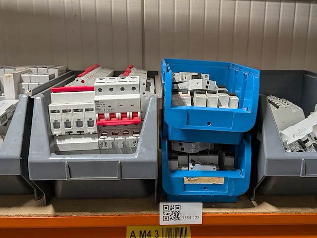 Partij divers elektrotechnisch installatiemateriaal - afbeelding 2 van  15