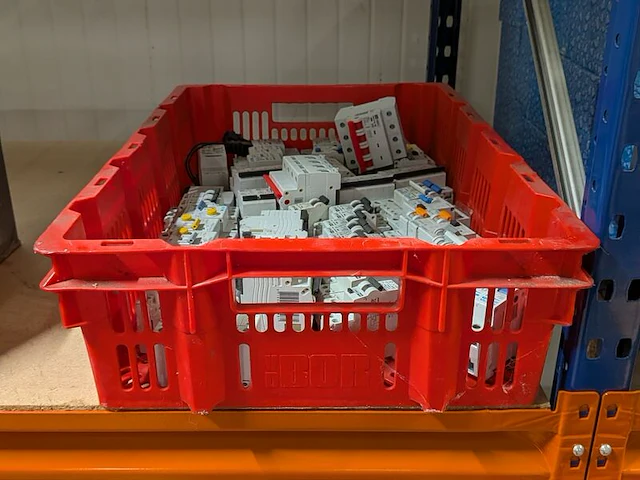 Partij divers elektrotechnisch installatiemateriaal - afbeelding 7 van  15