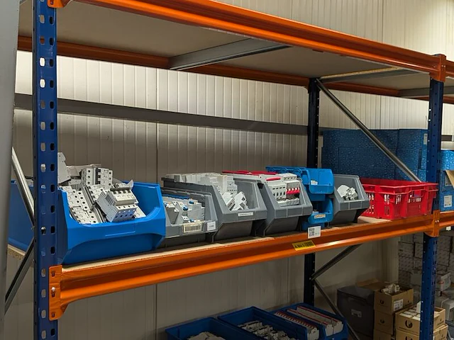 Partij divers elektrotechnisch installatiemateriaal - afbeelding 1 van  15