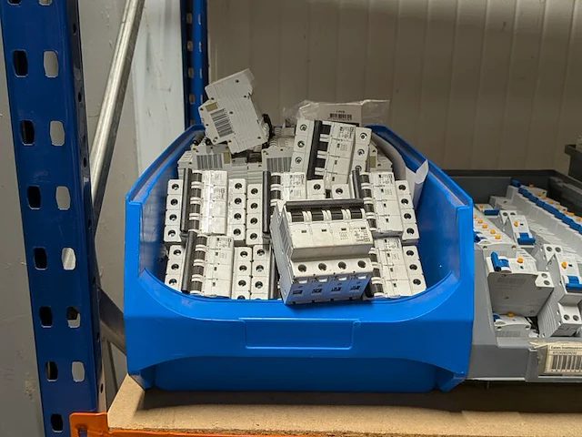 Partij divers elektrotechnisch installatiemateriaal - afbeelding 8 van  15