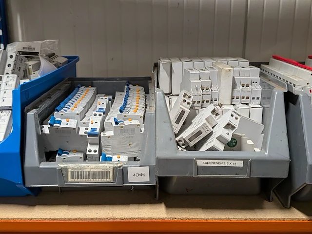 Partij divers elektrotechnisch installatiemateriaal - afbeelding 11 van  15