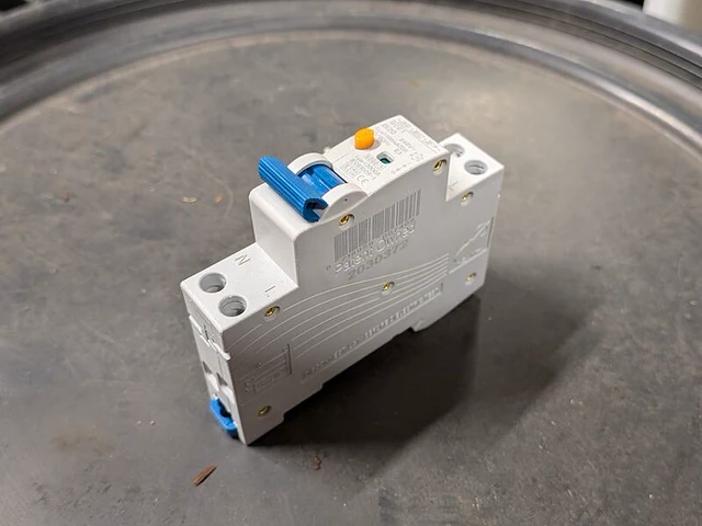Partij divers elektrotechnisch installatiemateriaal - afbeelding 12 van  15