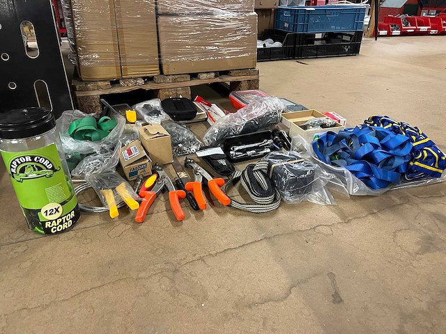 Partij divers gereedschap (o.a. boren, bouten, tangen, pluggen) - afbeelding 1 van  7