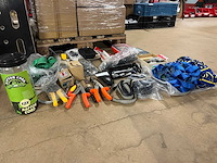 Partij divers gereedschap (o.a. boren, bouten, tangen, pluggen) - afbeelding 1 van  7