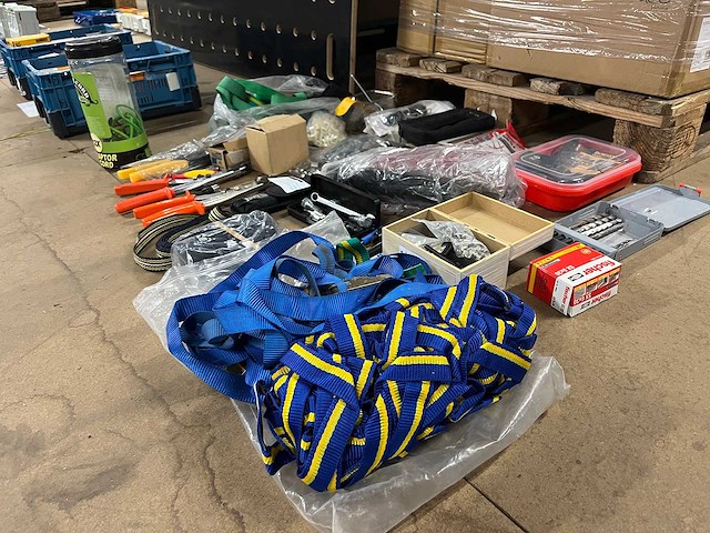 Partij divers gereedschap (o.a. boren, bouten, tangen, pluggen) - afbeelding 2 van  7