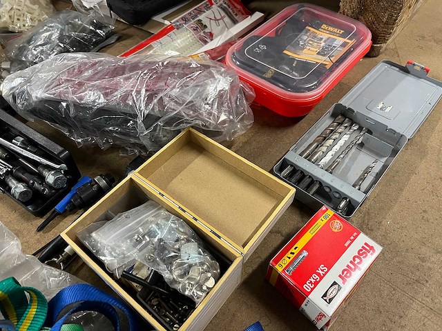 Partij divers gereedschap (o.a. boren, bouten, tangen, pluggen) - afbeelding 3 van  7