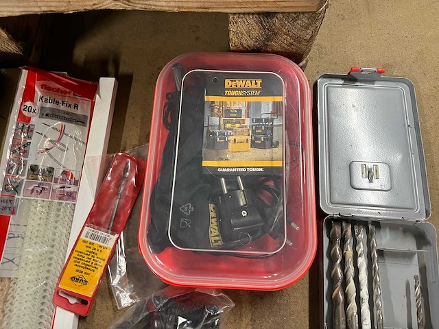 Partij divers gereedschap (o.a. boren, bouten, tangen, pluggen) - afbeelding 4 van  7