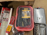 Partij divers gereedschap (o.a. boren, bouten, tangen, pluggen) - afbeelding 4 van  7