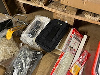 Partij divers gereedschap (o.a. boren, bouten, tangen, pluggen) - afbeelding 5 van  7