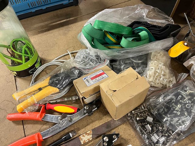 Partij divers gereedschap (o.a. boren, bouten, tangen, pluggen) - afbeelding 6 van  7