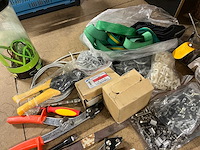 Partij divers gereedschap (o.a. boren, bouten, tangen, pluggen) - afbeelding 6 van  7