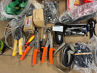 Partij divers gereedschap (o.a. boren, bouten, tangen, pluggen) - afbeelding 7 van  7