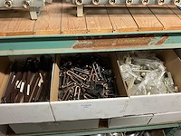 Partij divers hang en sluitwerk - afbeelding 1 van  3