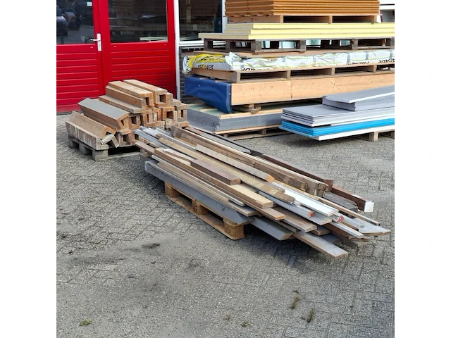 Partij divers hout restmateriaal op 2x pallet - afbeelding 1 van  8